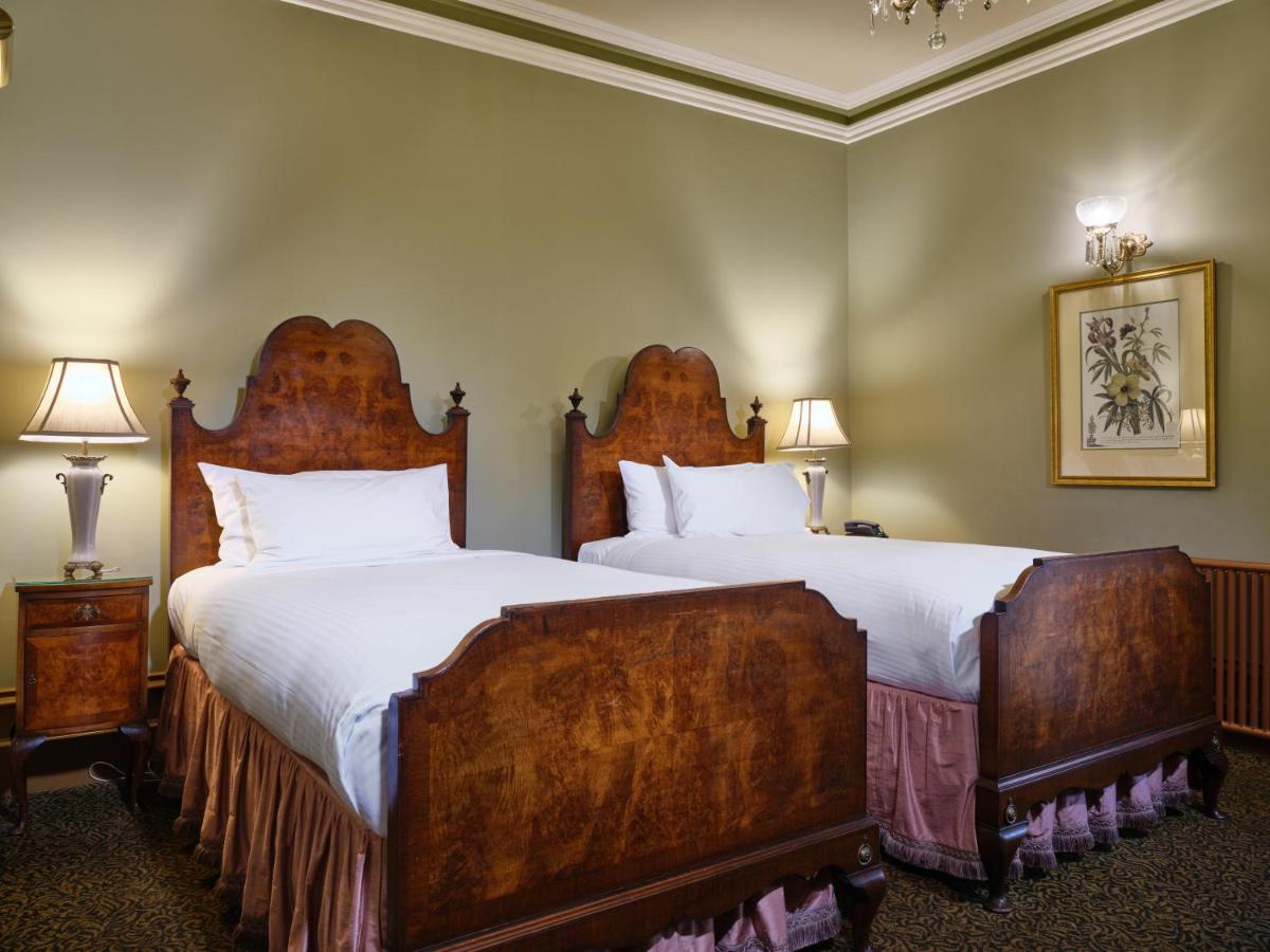 Craig'S Royal Hotel Ballarat Exterior photo A room at the hotel