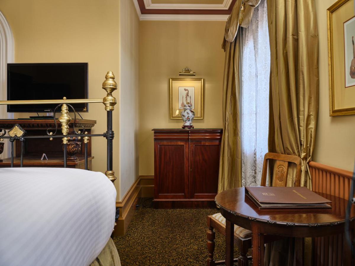 Craig'S Royal Hotel Ballarat Exterior photo A room at the hotel