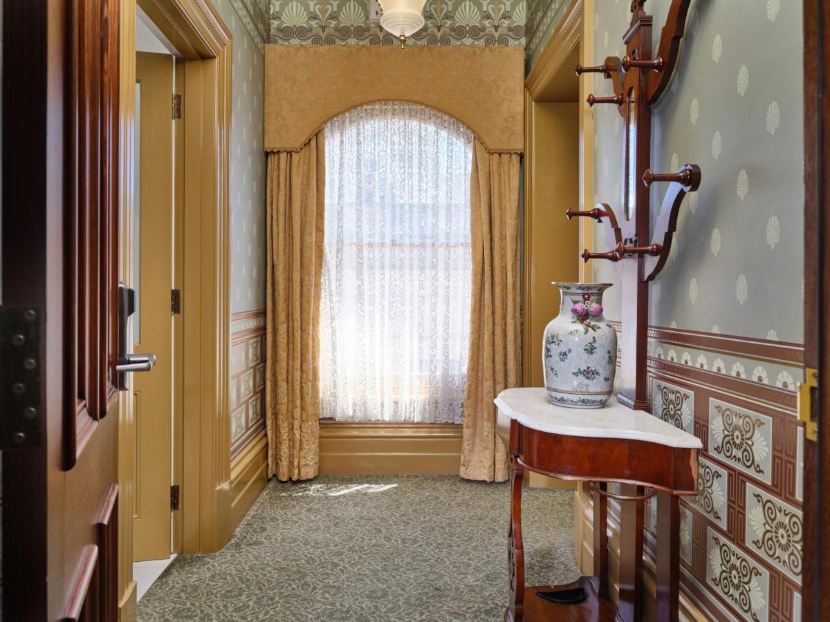 Craig'S Royal Hotel Ballarat Exterior photo The hallway