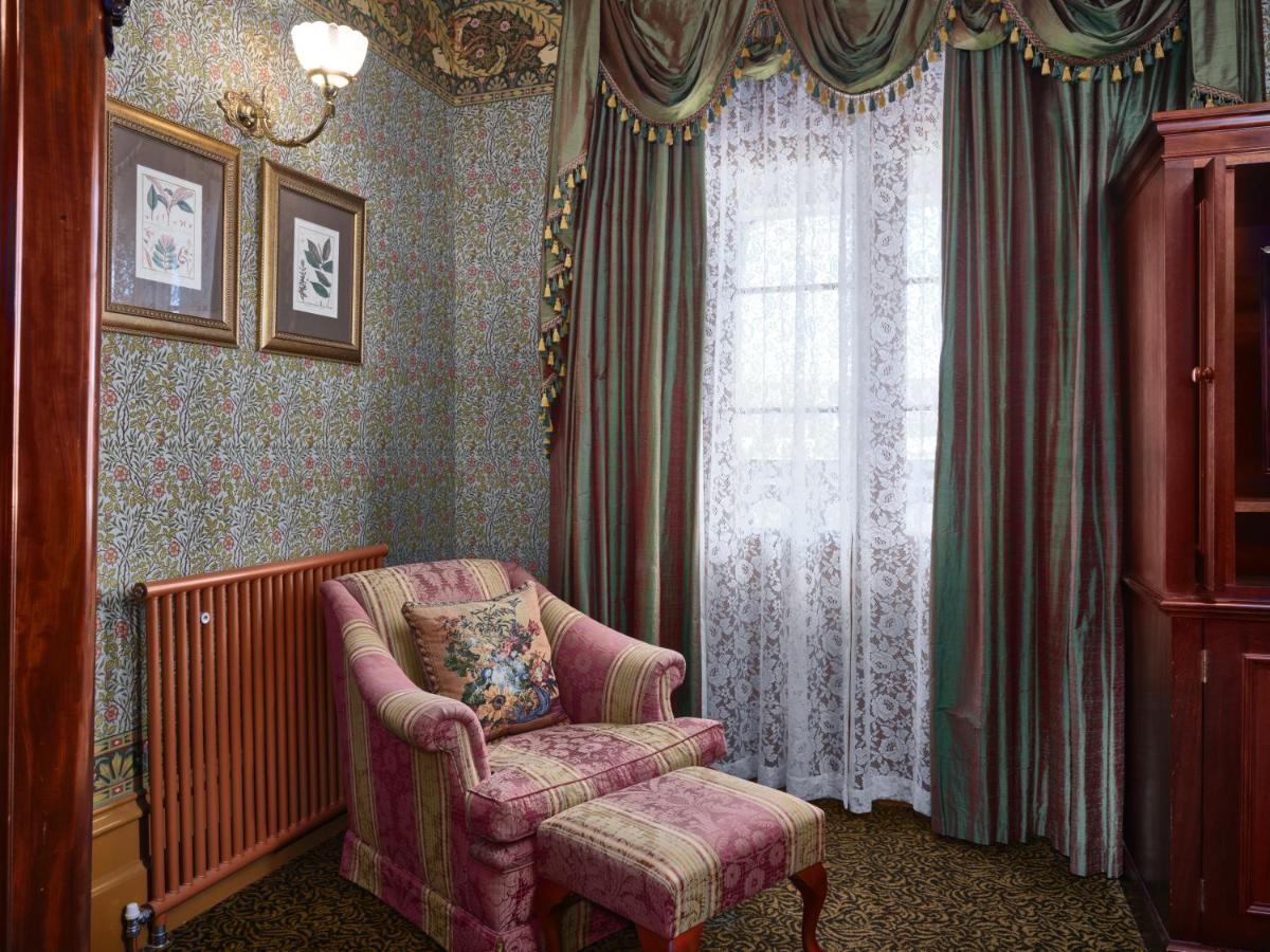 Craig'S Royal Hotel Ballarat Exterior photo A room in the hotel
