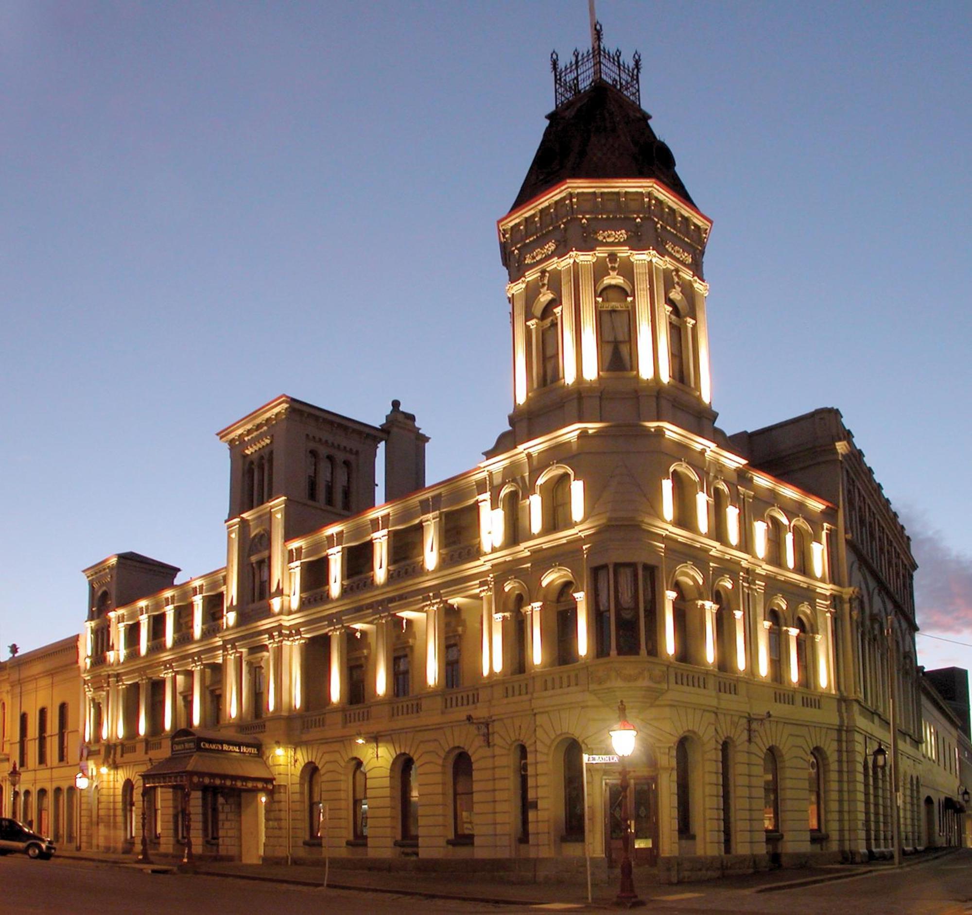 Craig'S Royal Hotel Ballarat Exterior photo The Old Bank Hotel at night