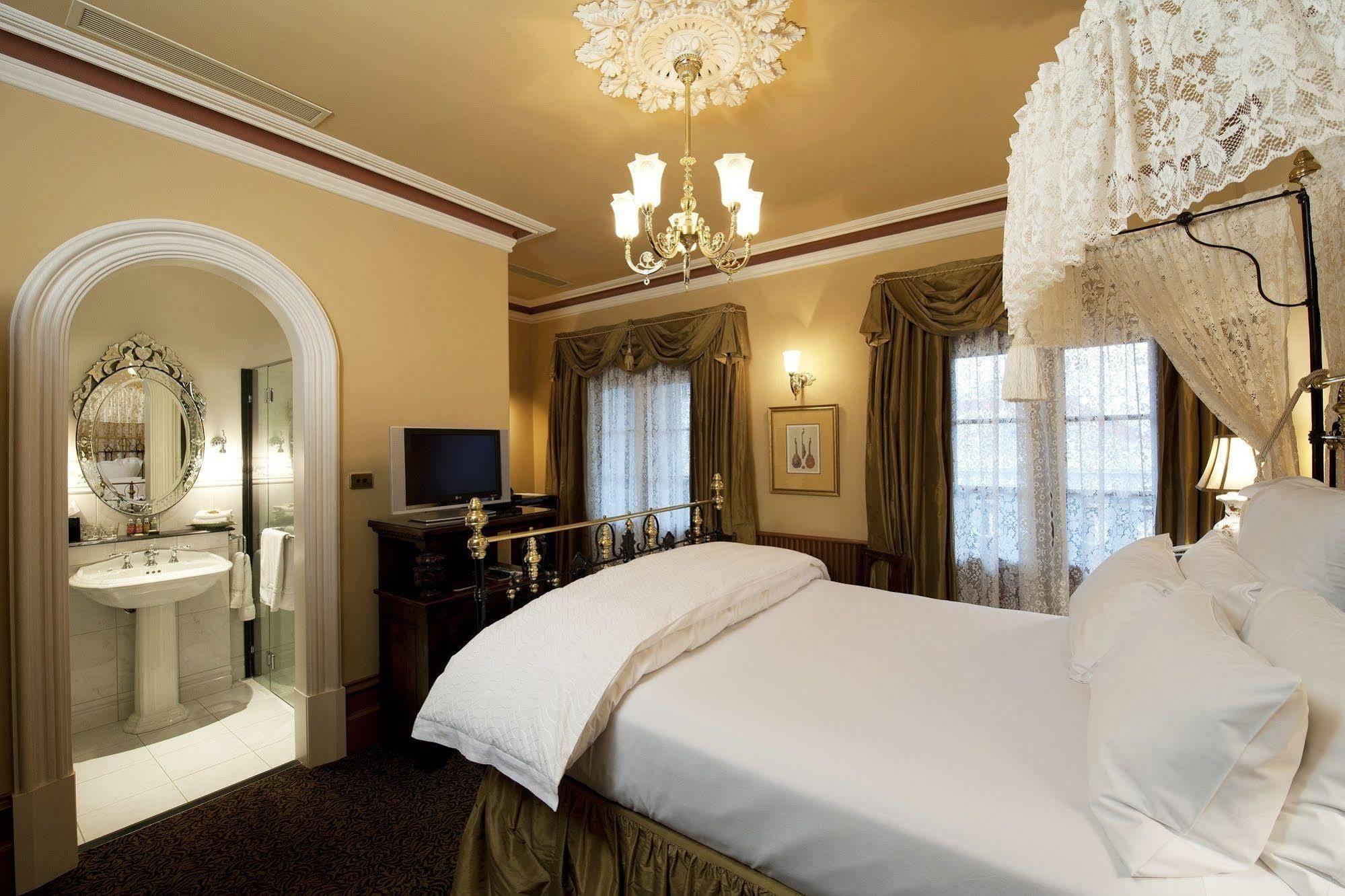 Craig'S Royal Hotel Ballarat Exterior photo A room at the hotel