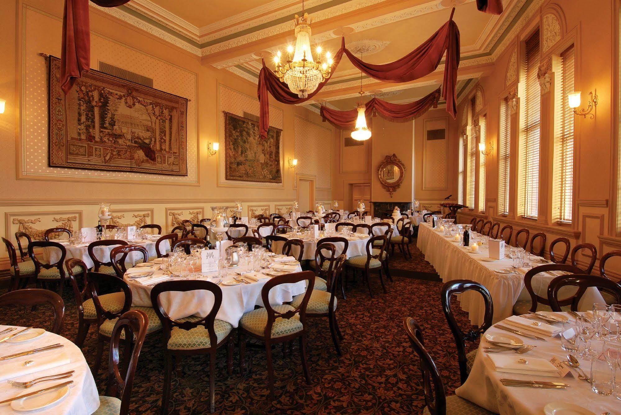 Craig'S Royal Hotel Ballarat Exterior photo The restaurant's interior
