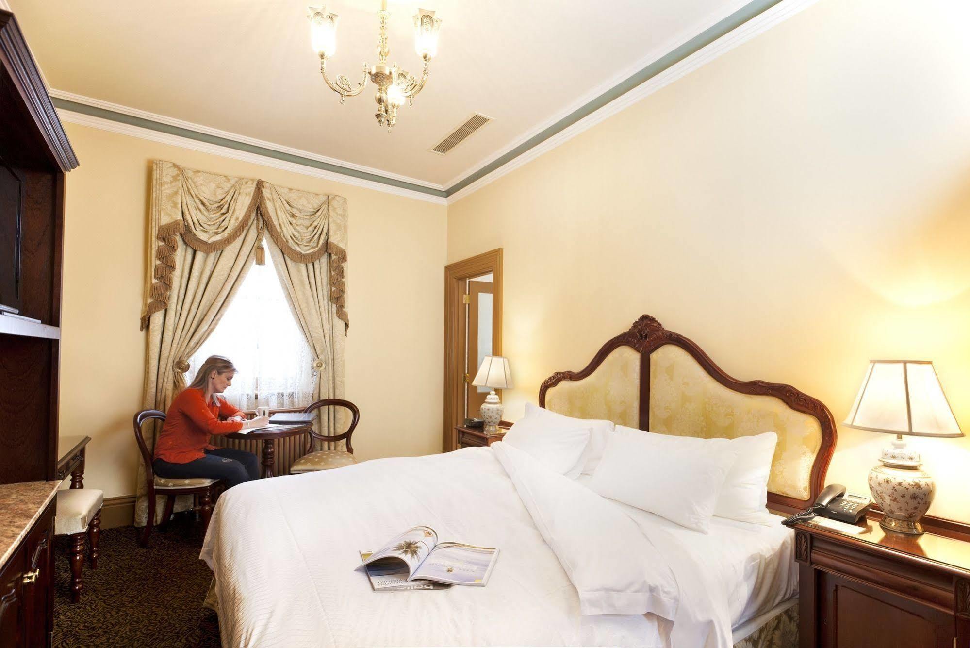 Craig'S Royal Hotel Ballarat Exterior photo A guest room at the hotel