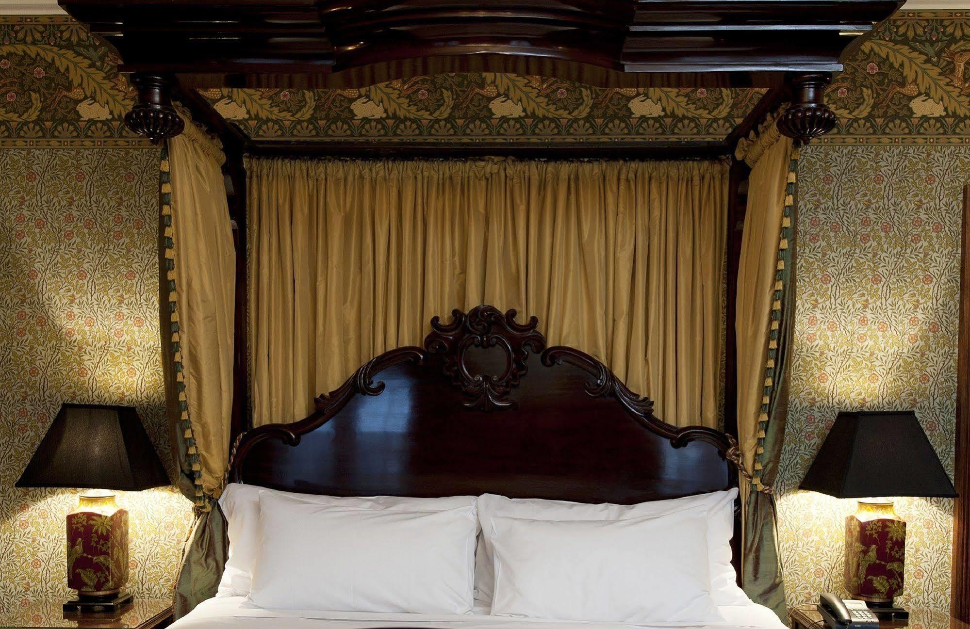 Craig'S Royal Hotel Ballarat Exterior photo The bed in the bedroom of the hotel