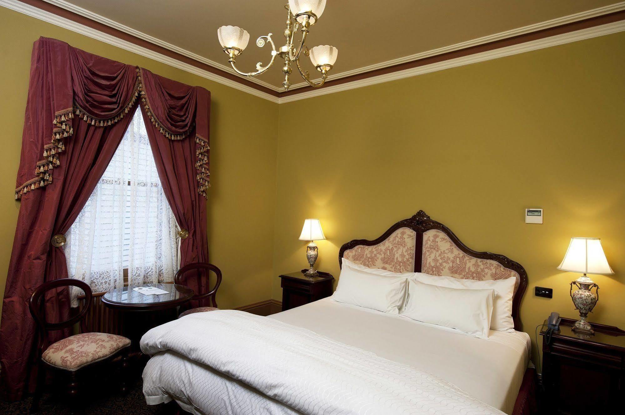 Craig'S Royal Hotel Ballarat Exterior photo A room at the hotel