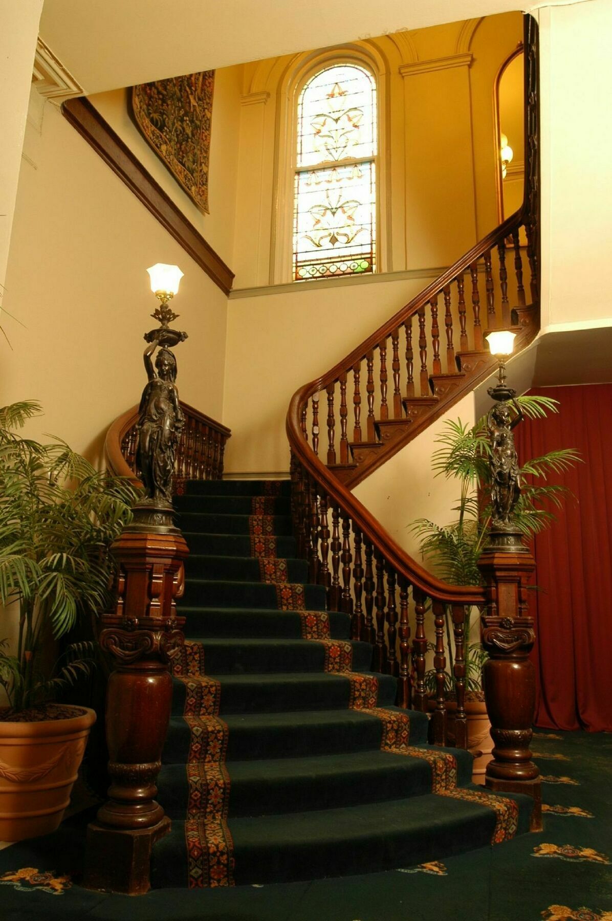 Craig'S Royal Hotel Ballarat Exterior photo The staircase